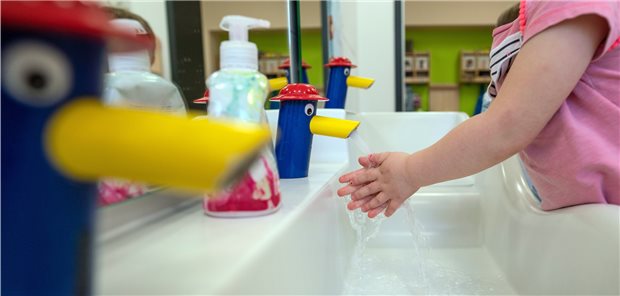 Giffey: „Kita-Kinder sind keine COVID-19-Infektionstreiber“ Ein Kind wäscht sich in einer Kindertagesstätte die Hände. Die Sieben-Tage-Inzidenz bei den bis zu Fünfjährigen liegt bei 59 – die der Gesamtbevölkerung aktuell bei 139.