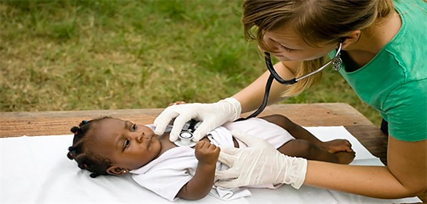 Ärzte ohne Grenzen schließt Ebola-Projekte Ein Kind wird untersucht: Die Hilfsorganisation Ärzte ohne Grenzen beendet ihren Hilfeinsatz in Westafrika.