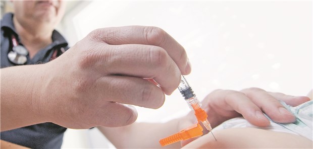 Hessen wirbt intensiv für höhere Impfquoten Ein Kinderarzt impft ein einjähriges Kind mit einem Impfstoff gegen Masern, Mumps und Röteln.