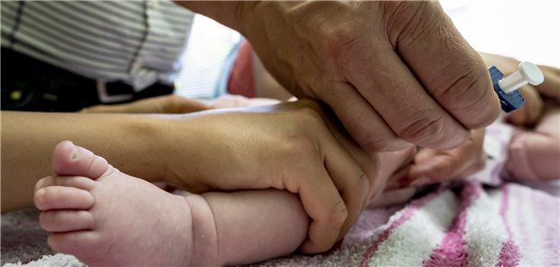 Ein Kinderarzt verabreicht einem Säugling eine Pneumokokken-Impfung.
