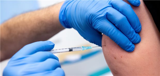 Corona-Impfpflicht: In Hessen noch keine Beschäftigungsverbote verhängt Ein Klinikmitarbeiter wird von einem Kollegen gegen Corona geimpft. Seit 15. März greift für Mitarbeiterinnen und Mitarbeiter in Gesundheitseinrichtungen die Corona-Impfpflicht.