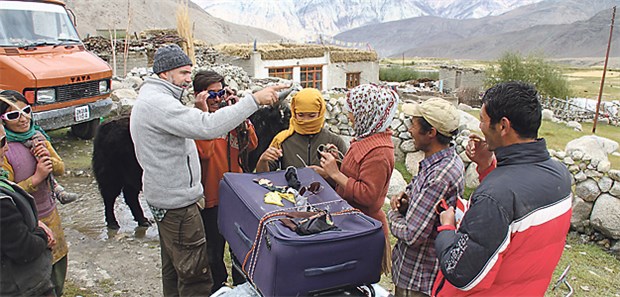 Sonnenbrillen am Everest Ein Koffer auf dem Motorrad: Jürgen Altmann verteilt Sonnenbrillen im Himalaya.