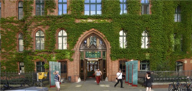 Ein Krankenhaus mit Begrünung: das St. Hedwig-Krankenhaus in Berlin-Mitte.
