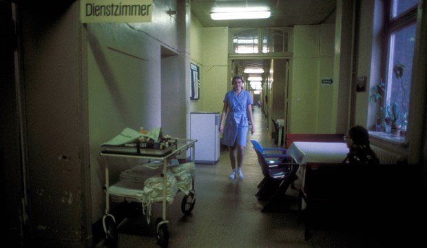 Roche öffnet Firmenarchiv Ein Krankenhausflur in der ehemaligen DDR. An einigen Kliniken wurden Arzneitests durchgeführt.