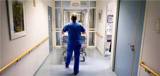 Personalschlüssel für Klinik-Pflege soll ab 2024 gelten Ein Krankenpfleger schiebt ein Krankenbett durch eine Station. Das Bundesgesundheitsministerium hat Pläne für Ermittlung und Festlegung des Pflegepersonalbedarfs in einem Krankenhaus vorgestellt.