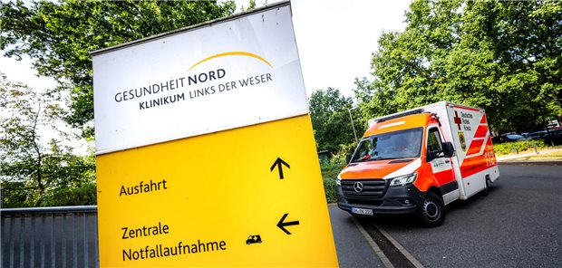 Bremen wandelt Klinik Links der Weser in Versorgungszentrum um Ein Krankenwagen fährt zur Notaufnahme vom Klinikums Links der Weser. Der Bremer Senat hat das Aus für den Standort beschlossen.