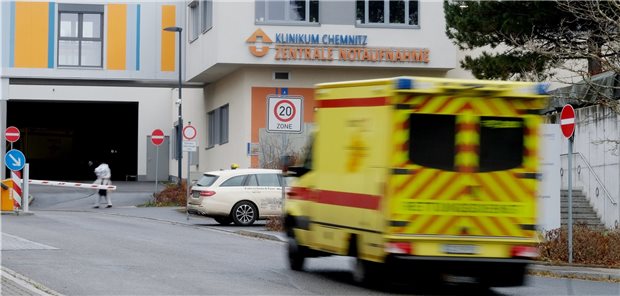 Vierte Corona-Welle: In Teilen Sachsens droht erneut Klinik-Überlastung Ein Krankenwagen vor der Einfahrt der zentralen Notaufnahme im Klinikum Chemnitz: Dort wird die Schließung von Stationsteilen zu Gunsten der Behandlung von COVID-Patienten vorbereitet. (Archivbild)