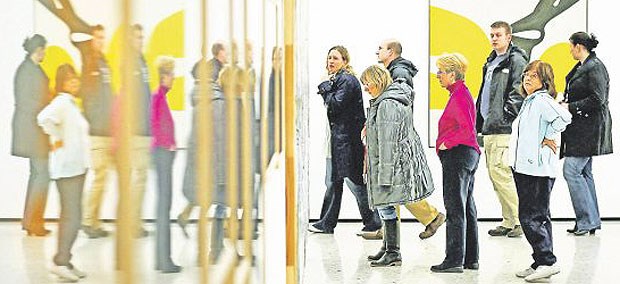 Museumsbesucher und ihre Herzfrequenz Ein Kunstobjekt und viele Besucher: Städel Museum in Frankfurt am Main.