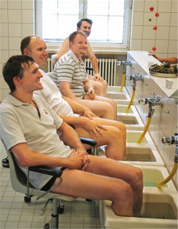 Ärztemangel gräbt Badeorten das Wasser ab Ein Kurs für angehende Badeärzte: Wechselwarme Fußbäder im Selbstversuch.