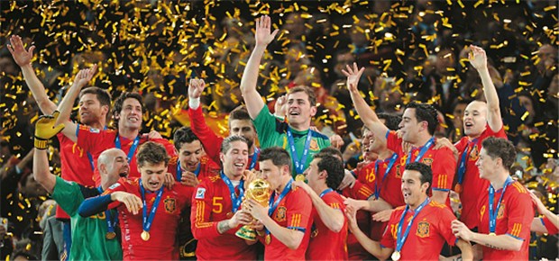 Ein Kuss für den Pokal: David Villa (Mitte) feiert mit seinen Teamkollegen den ersten Weltmeistertitel Spaniens. Der amtierende Europameister hatte in den letzten Minuten der Verlängerung ein Tor geschossen.