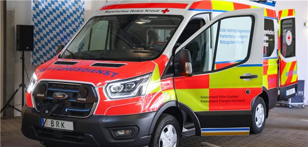 Erster E-Krankentransportwagen für Bayern Ein Ladekabel steckt in der Front des ersten bayerischen Krankentransportwagens. Bayerns Innenminister Herrmann und BRK-Landesgeschäftsführerin Frank nehmen den ersten voll-elektrischen Krankentransportwagen in Bayern in Betrieb.