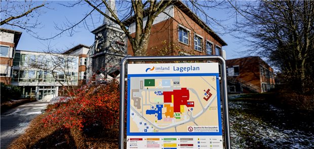 Ein Lageplan vor einem Eingang der imland Kliniken: Den Weg der Kliniken wird zukünftig von Schön bestimmt.
