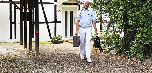 Ein Landarzt auf dem Weg zu seinem Patienten.