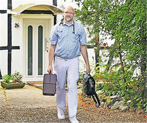 MVZ fordern mehr Unterstützung von den KVen Ein Landarzt auf dem Weg zu seinen Patienten. Die Bevölkerung schrumpft, die Morbidität steigt.