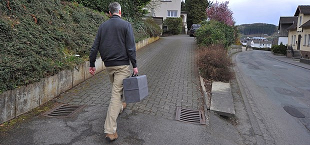 Vom rollen Arzt zum rollenden Patienten Ein Landarzt auf dem Weg zu seinen Patienten. Künftig werden Patienten zum Arzt gebracht werden müssen.
