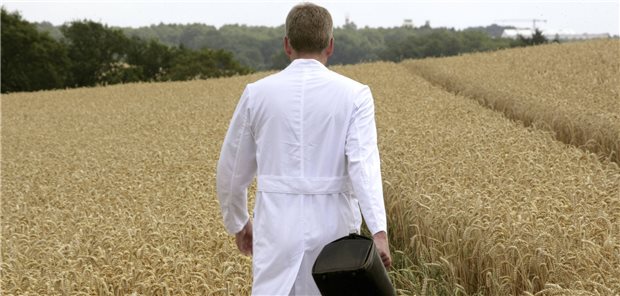 Schon 2012 der Plan: Ärzte mit Geld aufs Land locken Landarzt geht — auf den Acker. 2012 wurde versucht, mit dem "Landärztegesetz" wieder mehr Ärzte für Arbeit in ländlichen Regionen zu begeistern (Symbolbild mit Fotomodell).
