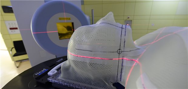 Marburger Partikeltherapie – viele Hoffnungen und ewiges Politikum Ein Laserstrahl ist im Marburger Ionenstrahl-Therapiezentrum (MIT)) auf eine thermoplastische Maske gerichtet. 2015 wurde das MIT eröffnet – nun wird um seine Zukunft gebangt.