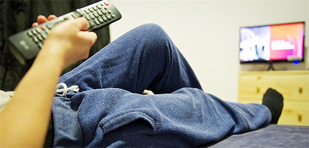 Macht viel fernsehen dumm? Ein Lebensstil mit viel TV-Konsum scheint auch aufs Hirn zu schlagen.