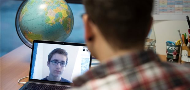 Webschule: Letztmalig zentraler Schulabschluss in NRW Ein Lehrer der Internetschule in Bochum skypt in seinem
Arbeitszimmer mit einem Schüler (Archivfoto).