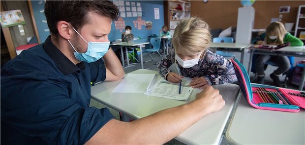 Coronabedingte Lernlücken in Schulen stopfen – die praktischen Hürden sind hoch Ein Lehrer mit Schülern in einer Grundschule in Neckartailfingen (Baden-Württemberg) bei einer Nachmittagsunterrichtseinheit im Rahmen des Programms „Lernen mit Rückenwind“.