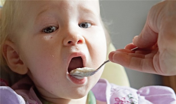 Kein Kind verhungert vor vollen Töpfen Ein Löffel für Lea, einer für Mama... Das klappt nicht immer so: Oft wird Essen zur Machtprobe.