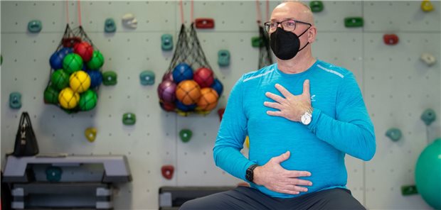 Ein Long-COVID-Patient beim Atemtraining in einer Reha-Klinik.