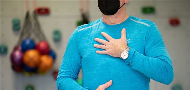 Ausstellung: Wie sich Long-COVID anfühlt Coronavirus: Ein Long-COVID-Patient macht ein Atemtraining.