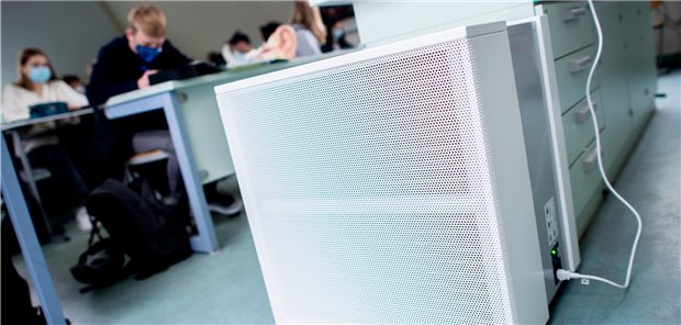 Luftfilter gegen Delta-Variante in Schulen – Bundes- gegen Landespolitiker? Ein Luftfiltergerät steht in einem Fachraum eines Gymnasiums. Die Forderungen nach einer flächendeckenden Ausstattung in Klassenräumen werden lauter. Für die Länder stünden dann allerdings hohe Investitionen an. (Archivbild)