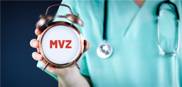 Arzt hält Uhr mit MVZ-Schriftzug hoch.