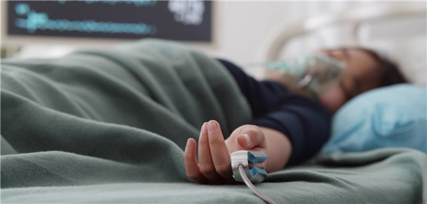 Ein Mädchen mit COVID-19 auf einer chinesischen Kinder-Intensivstation. Bei hospitalisierten Kindern mit COVID-19 werden neurologische Komplikationen bisweilen unterschätzt.