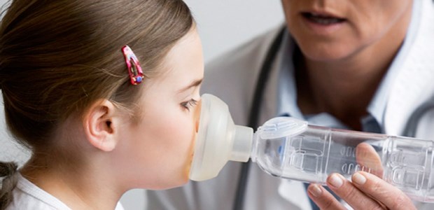 Inhalative Steroide ein Nachteil für die Knochen? Ein Mädchen wird auf Asthma getestet. Als Therapeutika der ersten Wahl sind inhalative Kortikosteroide auch im Kindesalter unverzichtbar.