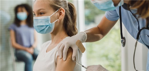 Amtsärzte plädieren für Corona-Impfung von Kindern ab 12 Jahren Ein Mädchen wird in einer Hausarztpraxis mit dem Corona-Impfstoff von Biontech/Pfizer geimpft. Die STIKO hat bislang keine generelle Impfempfehlung für ab 12-Jährige ausgesprochen.