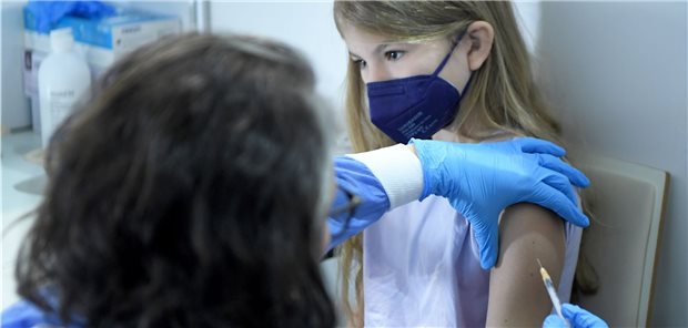 Ärzte begrüßen STIKO-Empfehlung für Corona-Kinderimpfung Ein Mädchen wird gegen COVID-19 geimpft. Die STIKO hat ihre Impfempfehlung für Fünf- bis Elfjährige abgegeben.