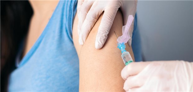 Ein junges Mädchen wird geimpft.