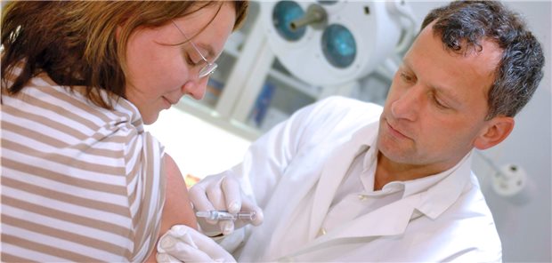 HPV-Impfung: Chance zur Krebsprävention zu wenig genutzt Ein Mädchen wird geimpft: Die Ständige Impfkommission (STIKO) empfiehlt die HPV-Impfung mittlerweile ja für alle Kinder zwischen 9 und 14 Jahren.