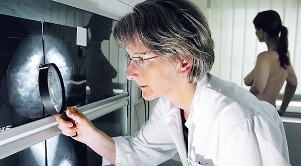 Mammografie: Viele Vorteile, einige Schwachstellen Ein Mammogramm wird begutachtet: ist ein Mammakarzinom vorhanden?