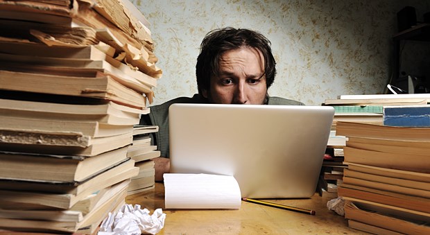 Arbeiten macht krank - und gesund Ein Mann bei der Arbeit: Das Zusammenspiel von Arbeitsbelastungsfaktoren und individueller Stressbewältigung spielt bei der Entstehung von psychischen Störungen eine wichtige Rolle.