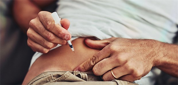 Die Diabetes-Strategie kommt Ein Mann beim Insulinspritzen. Die Große Koalition hat angekündigt, Diabetes zu bekämpfen.