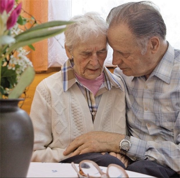 Pflege Alzheimer-Kranker macht Angehörige selbst krank Ein Mann betreut seine demenzkranke Frau. Viele Angehörige sind mit der Pflege von Alzheimer-Patienten überlastet und bekommen Depressionen.