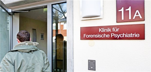 Ein Mann betritt die Klinik für Forensische Psychiatrie, die zum Asklepios Fachklinikum für Psychiatrie und Neurologie in Stadtroda gehört. Die Klinik dient auch dem Maßregelvollzug. Ab 31. Dezember 2031 soll sie wieder in öffentlicher Hand sein. Michael Reichel / ZB / picture alliance