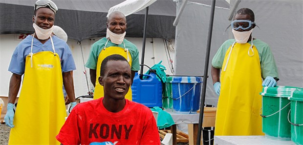 Eine deutsche Klinik in Angst Ein Mann, der Ebola überlebt hat, wird aus dem ELWA Ebola Behandlungszentrum der Ärzte ohne grenzen in Monrovia entlassen.