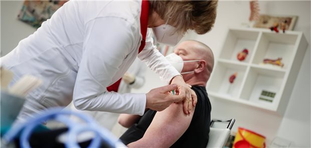 So ist das Corona-Impfen in den Arztpraxen geplant Ein Mann erhält in einer Arztpraxis im brandenburgischen Senftenberg am Mittwoch eine Corona-Impfung mit dem Impstoff von AstraZeneca.