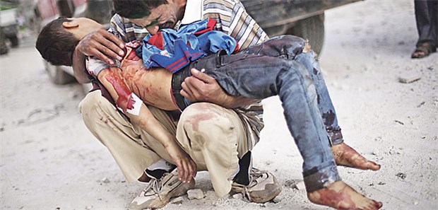 Erst integrieren, dann aufarbeiten Ein Mann hält den leblosen Körper seines Sohnes im Arm. Wie viele syrische Flüchtlinge traumatisiert sind, ist nur schwer abzuschätzen.