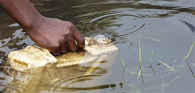 Milliarden Menschen ohne sauberes Trinkwasser und Toiletten Ein Mann holt Wasser mit einem alten Kanister aus einem verschmutzen Wasserbecken in Uganda. Vor allem in Afrika haben viele Menschen keine Zugang zu sauberem Trinkwasser.
