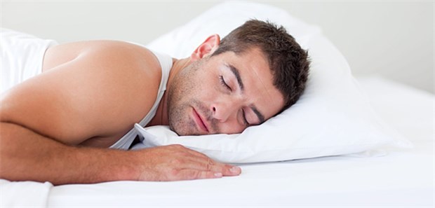 Zweimonatige Bettruhe für die Wissenschaft Ein Mann liegt gemütlich im Bett.