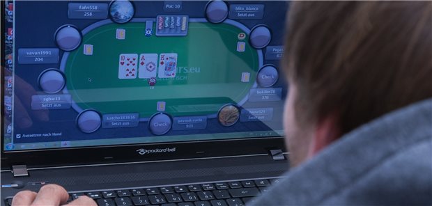 Corona-Pandemie: Hohe Rückfallquoten bei Suchtkranken befürchtet Ein Mann spielt an seinem Laptop ein Online-Pokerspiel. Experten gehen davon aus, dass viele Spielsüchtige während der Corona-Lockdowns durch Online-Plattformen rückfällig wurden. (Motiv mit Fotomodell)