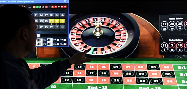 DAK und Suchtforscher gegen Zulassung von Online-Glücksspielen Ein Mann steht vor einem Bildschirm mit einer Seite für Online-Roulette.
