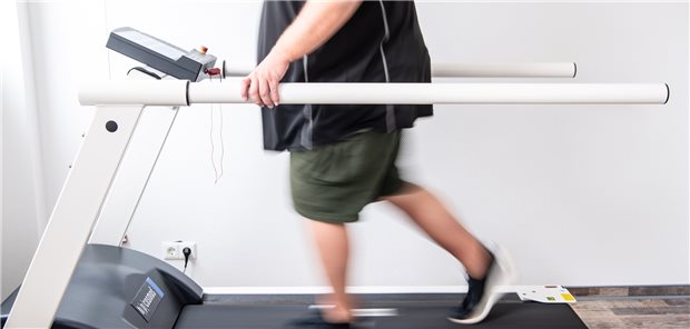 Ein Mann trainiert auf einem Laufband seine Ausdauer nach einer Coronainfektion. Manchen Reha-Einrichtungen geht inzwischen finanziell die Luft aus.