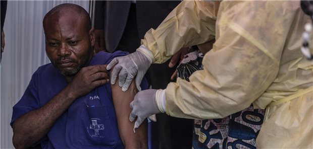 Forderung nach gerechterer Verteilung von Impfstoffen weltweit Ein Mann wird im Allgemeinen Krankenhaus in Goma, Demokratische Republik Kongo, gegen Mpox geimpft.