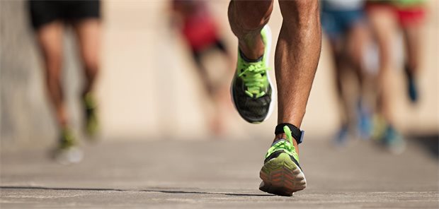 Menschen laufen einen Marathon.